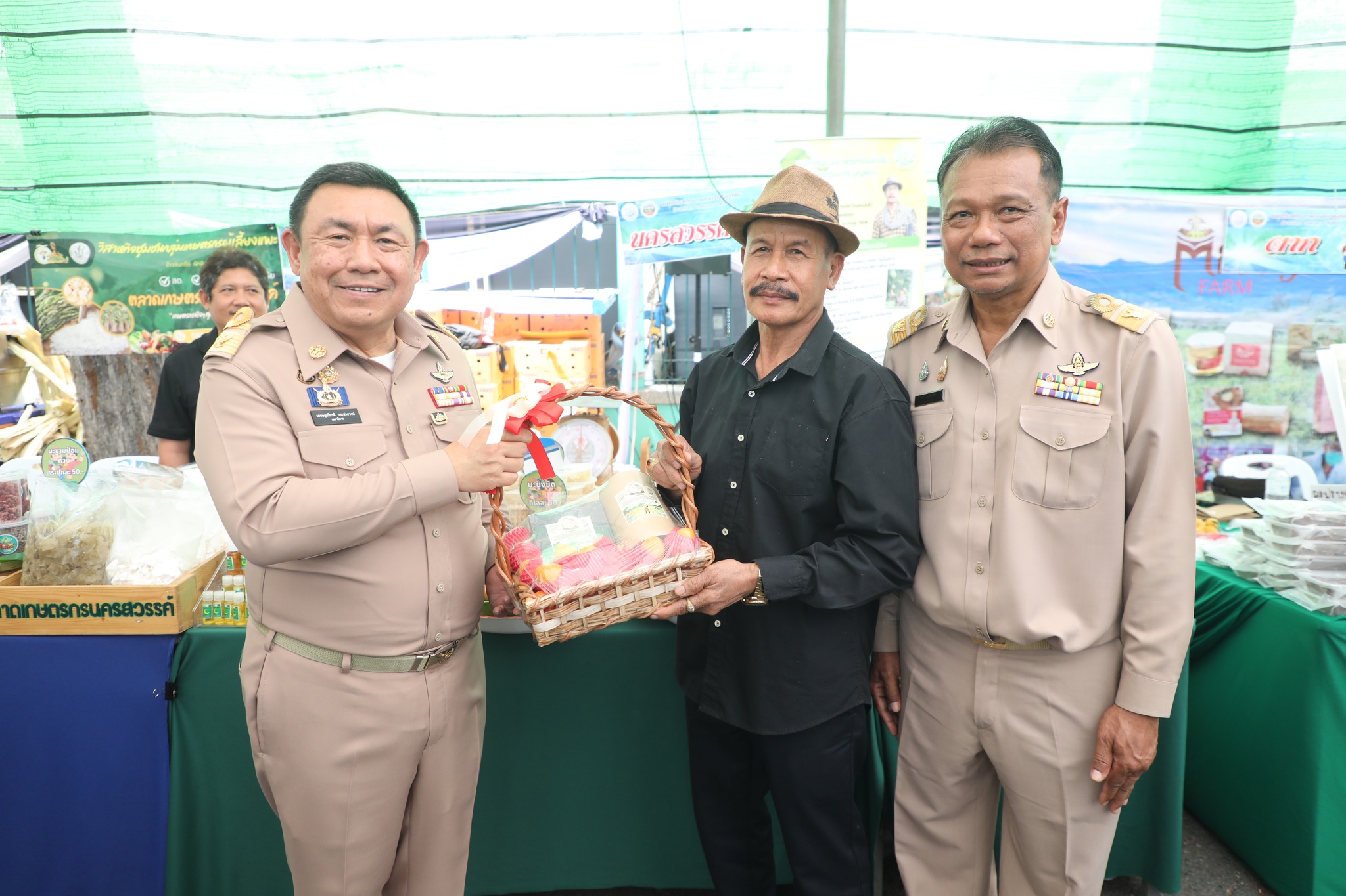 title - ปลัดกระทรวงเกษตรฯ และผู้บริหาร ส.ป.ก. เยี่ยมชมร้านค้า ในงานวันคล้ายวันสถาปนา ส.ป.ก. ครบรอบ 51 ปี